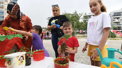 Bornova'da minikler ve annelerine 'Çilek Şenliği'
