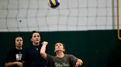Bolu'da hobi için voleybol grubuna katılan kadınlar spor yapıp eğleniyor