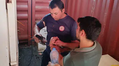 Yolda bulup bileğine taktığı kelepçeyi itfaiye çıkardı