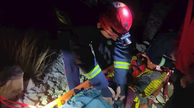 Dağda mahsur kalan 1'i hamile 2 Rus turist, 11 saatlik çalışmayla kurtarıldı