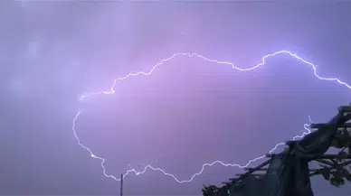 Kayseri'de şimşekler gökyüzünü aydınlattı