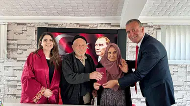 8 çocuk 20 torun sahibi çift, birlikteliklerinin 60’ncı yılında resmi nikah kıydırdı