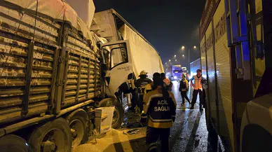 Düzce'de arıza yapan TIR'a çarpan demir levha yüklü TIR'ın şoförü, feci şekilde can verdi