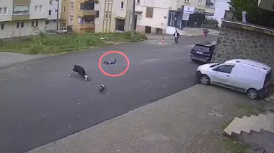 Motosikletin çarptığı Ceylin kurtarılamadı; kaza kamerada