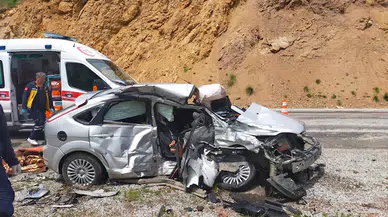 Kamyonetle otomobil çarpıştı; 2 ölü, 2 yaralı