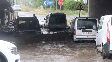 Kayseri'de sağanak; yollar göle döndü, araçlar mahsur kaldı