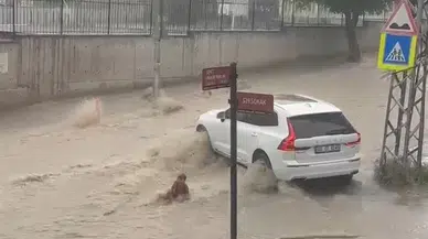 Ankara'da kuvvetli sağanak; yollar göle döndü, araçlar arızalandı (2)