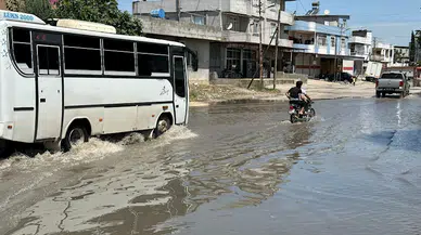 Adana'da sağanak; cadde ve sokaklar suyla doldu