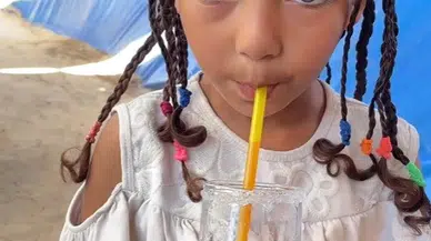 Diş teknisyeni Mokhtar Hamdi, Gazzeli çocuklara içecekler hazırlayarak onları mutlu ediyor