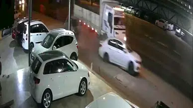 Kamyonuyla park halindeki araçlara çarptı