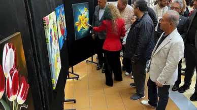 Kayseri'de sağlık çalışanları tarafından yağlı boya resim sergisi açıldı