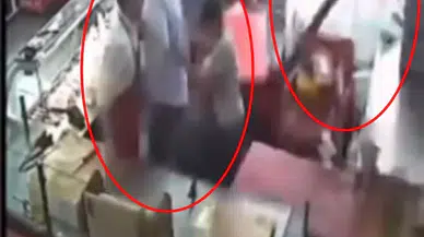 Otomobilin kasap dükkanına girdiği kaza kamerada