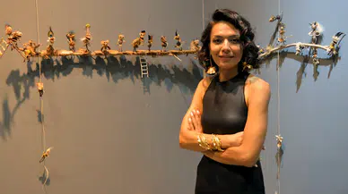 Doğadan topladığı bitkilerle heykel yapıp, sergi açtı