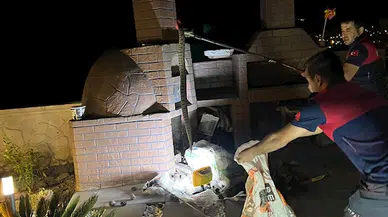 Osmaniye’de evin bahçesine giren yılan aparatla yakalanıp doğaya salındı 