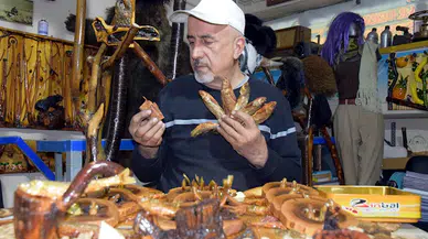 Ölmüş inci kefallerini kurutup, atık malzemelerle birlikte tabloya dönüştürdü