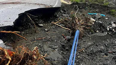 Hatay'da yağmur hayatı olumsuz etkiledi, denizde hortum çıktı
