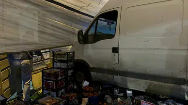 İstanbul- Ataşehir'de çaldıkları kamyonetle minibüse çarpıp pazara daldılar