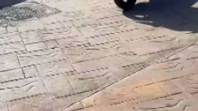 Antalya'da şiddetli rüzgar; üzerine tabela uçan kadın yaralandı