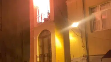 Kağıthane'de 4 katlı binanın 3'üncü katındaki daire alev alev yandı: 3 kişi dumandan etkilendi