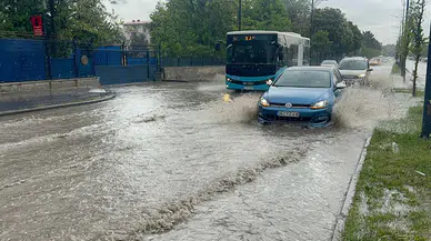 Sivas'ta sağanak; cadde ve sokaklar su doldu