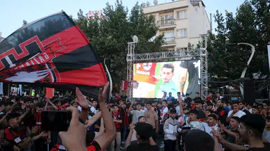 Gaziantep FK taraftarları, Pendikspor maçını meydanda kurulan dev ekrandan izledi