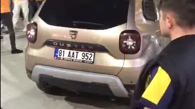 Fenerbahçeli bir taraftar, Galatasaraylıların şampiyonluk kutlamalarını hüzünle izledi