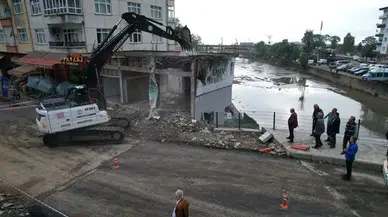 Çayeli Belediyesi, Yeni Köprü Çıkışındaki Eski Dükkanları Yıktı