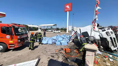 Denizli'de, akaryakıt istasyonunun duvarına çarpan kamyonun şoförü öldü