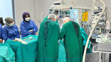 Kalp hastası ikiz bebeklerin ameliyatı için hekimler İstanbul'dan Rize'ye geldi