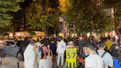 Bağdat Caddesi’nde Galatasaray taraftarlarının araçlarına saldırı