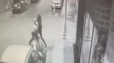 İstanbul - Sultangazi'de sokakta yumruk yumruğa kavga 