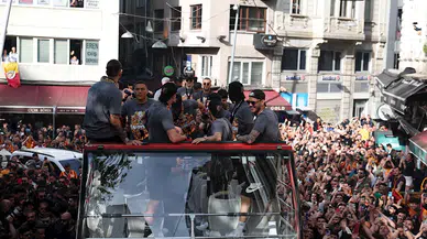 Galatasaray, şampiyonluk kutlaması için stada doğru yola çıktı