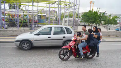 4'ü çocuk 6 kişinin motosiklette tehlikeli yolculuğu