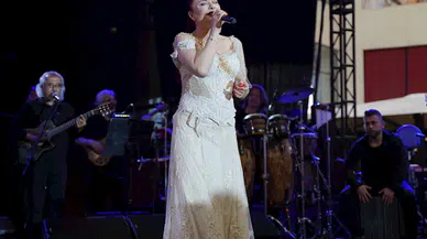 Akasya’nın 10’uncu yıl konserleri Candan Erçetin’le sona erdi