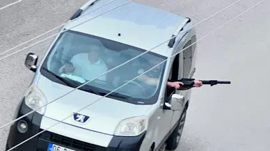 Düğün konvoyundaki aracın sürücüsü uzun namlulu silahla etrafa ateş açtı; o anlar kamerada