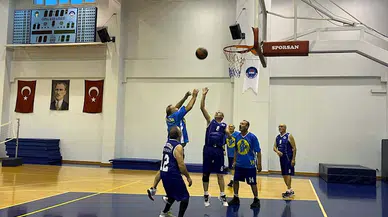 İzmir'de 65 yaş ve üzeri basketbolcuların Türkiye'de rakibi yok