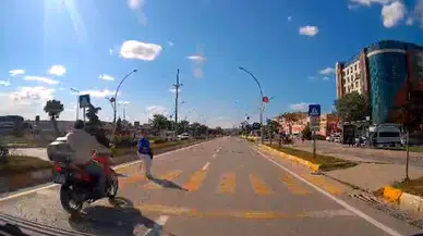Motosikletin yaya geçidinde çarptığı kadın öldü, sürücü ağır yaralı; kaza kamerada