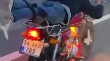 Motosikleti, üzerine yüzüstü yatarak kullanan sürücü kamerada 