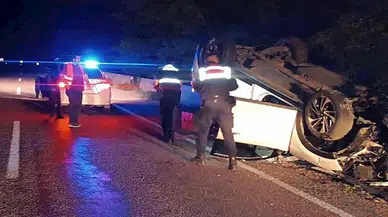 Sinop'ta beton bariyere çarparak devrilen otomobildeki 2 kişi yaralandı