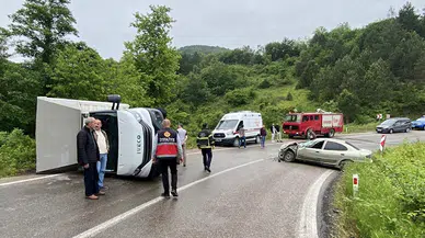 Sinop'ta kamyonetle otomobilin çarpıştığı kazada 4 kişi yaralandı