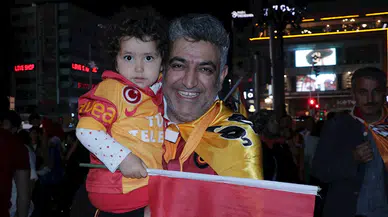 Galatasaraylı taraftarlar, Ankara'da şampiyonluğu coşkuyla kutladı (EK FOTOĞRAFLAR)