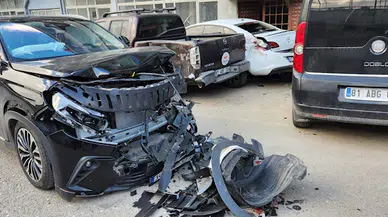 Kontrolden çıkan cip, park halindeki 5 araca çarptı