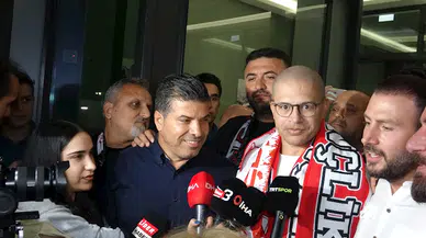 Antalyaspor ile sözleşme imzalamak için gelen Alex de Souza'ya coşkulu karşılama