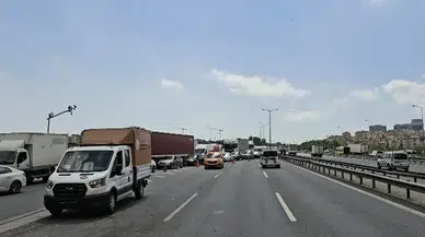 İstanbul- Esenyurt TEM Otoyolu'nda 10 aracın karıştığı kazada 2 kişi yaralandı 