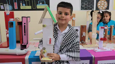 İlkokul öğrencileri, kullanılmayan eşyalarla yaptıkları projeleri sergiledi