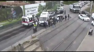 İstanbul - Bahçelievler'de tramvay otomobile çarptı: 2 yaralı