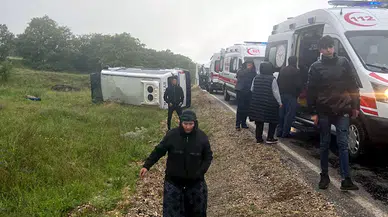 AFYONKARAHİSAR Sera işçilerini taşıyan minibüs devrildi: 14 yaralı (VİDEO EKLENDİ) 