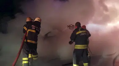 Erzincan’da bariyere çarpan otomobil alev aldı: 1 ölü, 1 yaralı