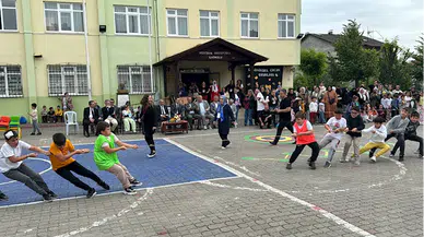 Karabük'te öğrenciler ve veliler okul bahçesindeki geleneksel oyun alanında eğlendi