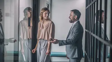 Görgü kuralları araştırması: Erkekler buluşmalara daha erken gidiyor